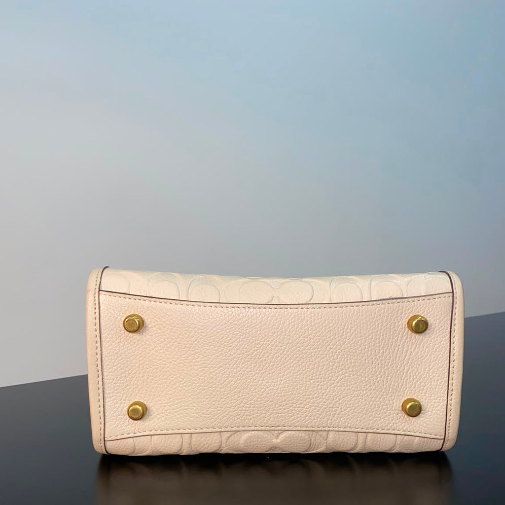 Field Tote 22 In Signature Leather