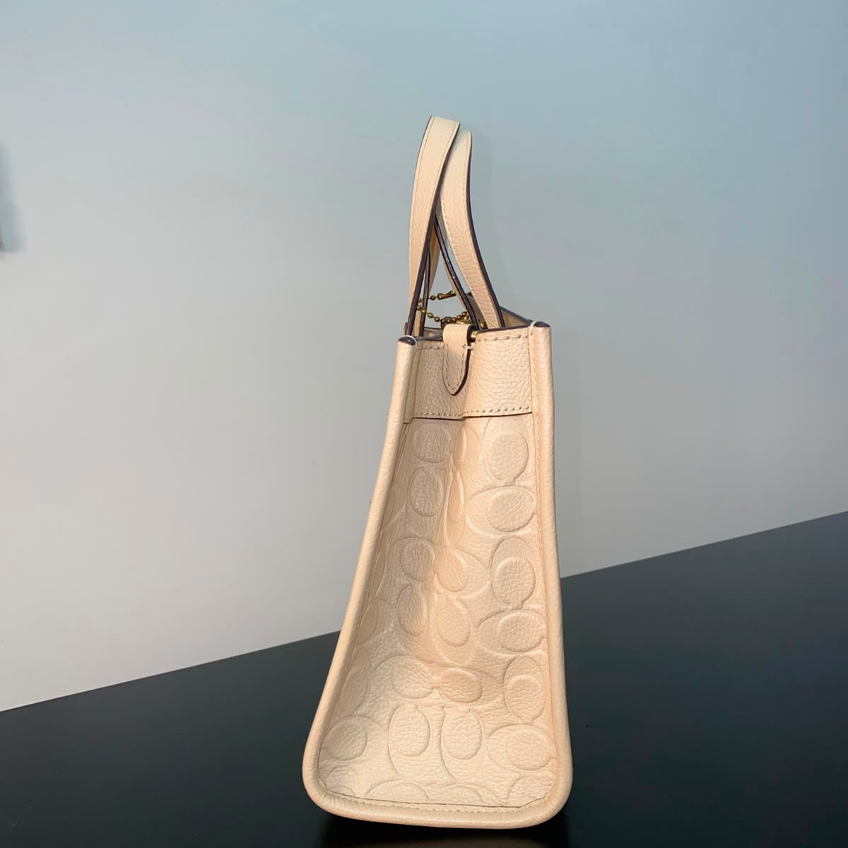 Field Tote 22 In Signature Leather