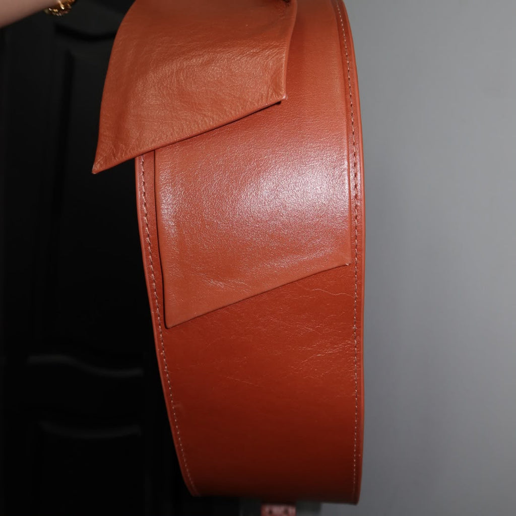 AREZZO Bolsa Tiracolo Marrom Couro Grande Laço Metal