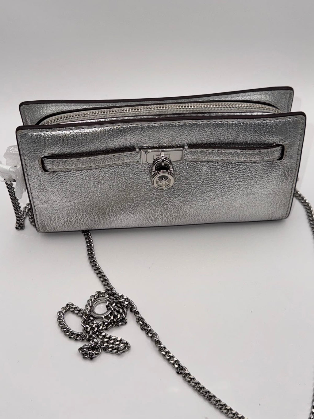 MK Bandolera Hamilton Moderne convertible extrapequeña con piel metalizada