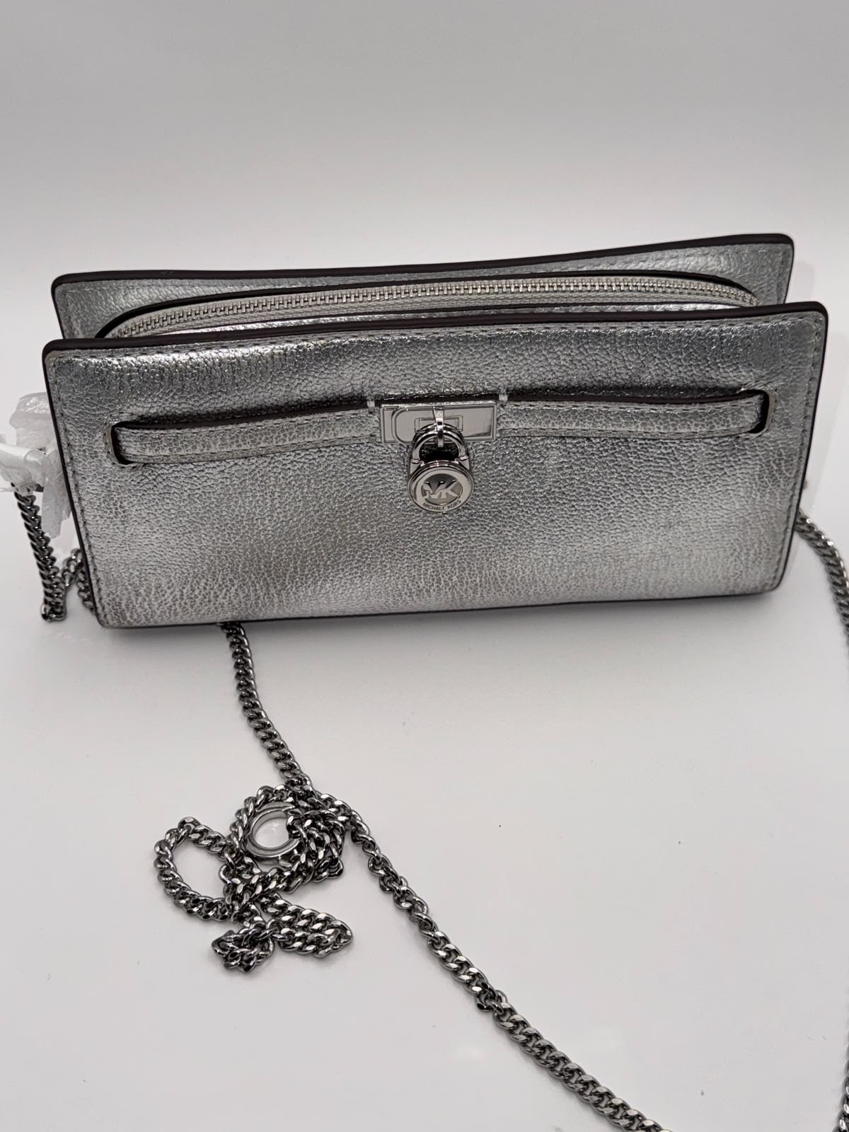 MK Bandolera Hamilton Moderne convertible extrapequeña con piel metalizada