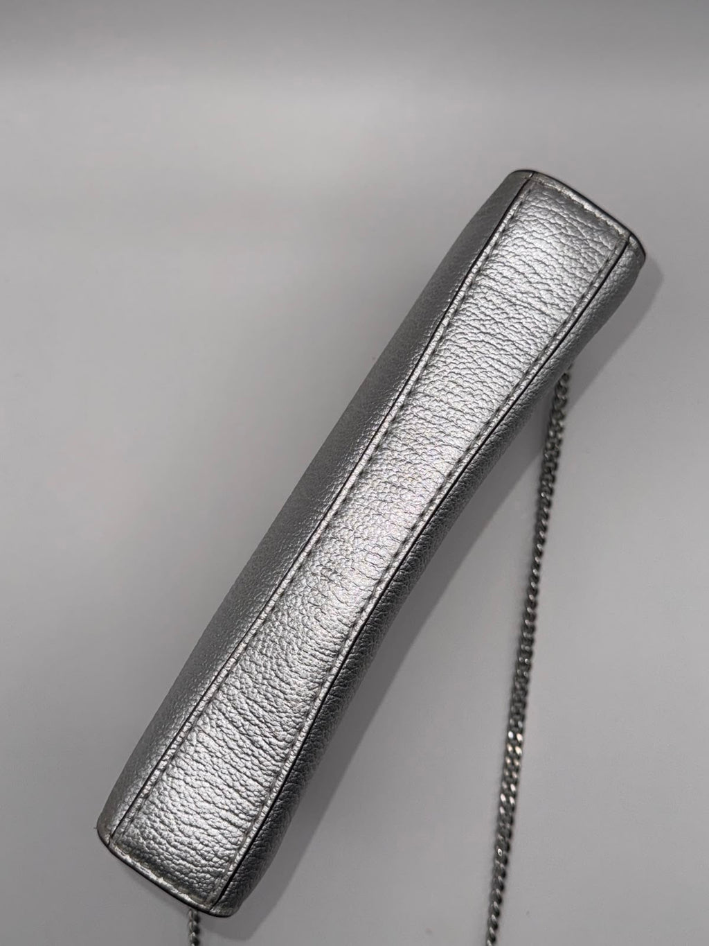 MK Bandolera Hamilton Moderne convertible extrapequeña con piel metalizada