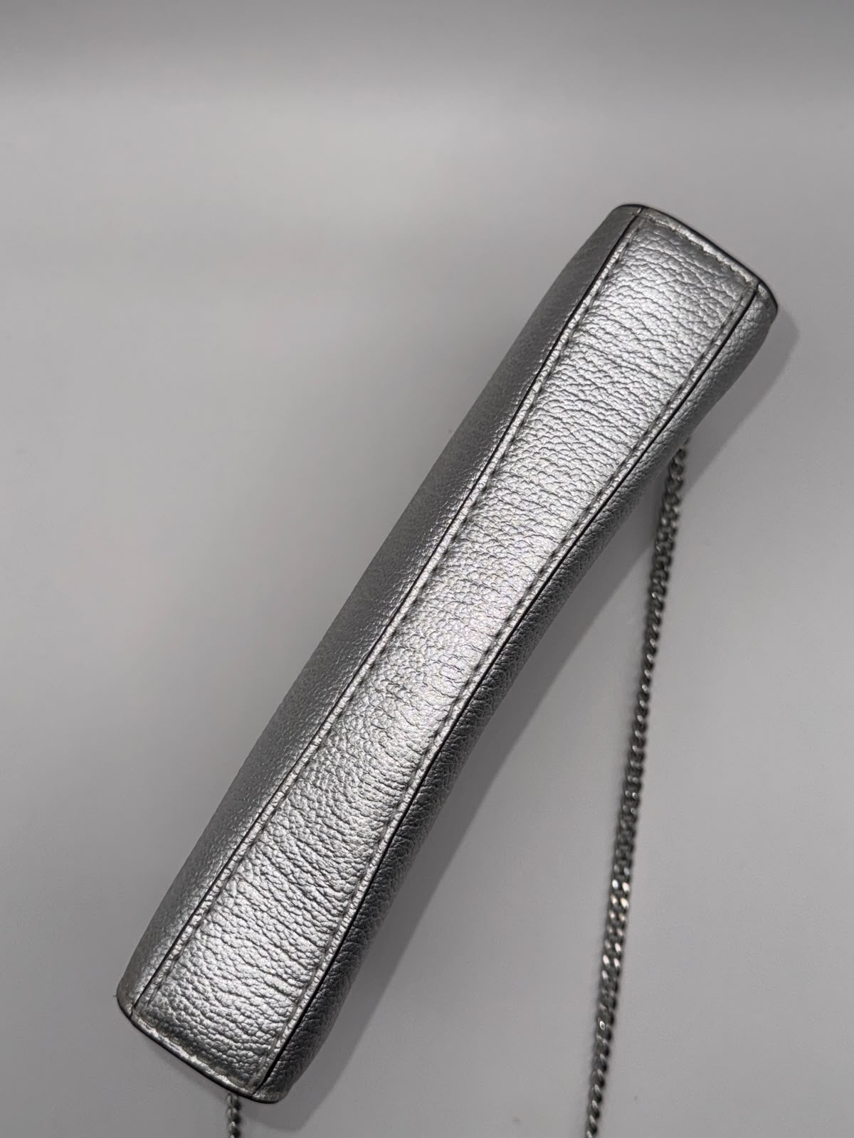 MK Bandolera Hamilton Moderne convertible extrapequeña con piel metalizada