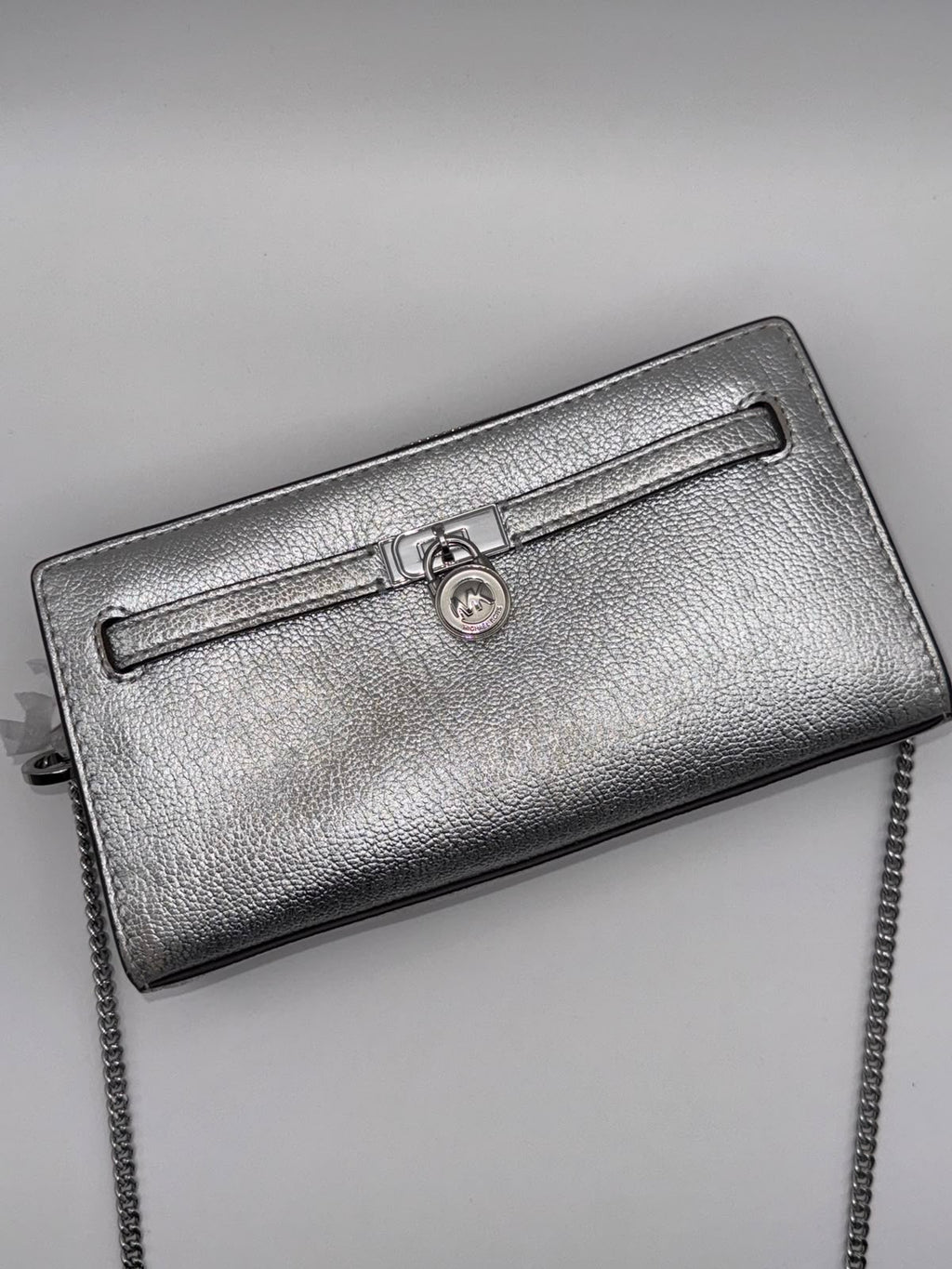 MK Bandolera Hamilton Moderne convertible extrapequeña con piel metalizada